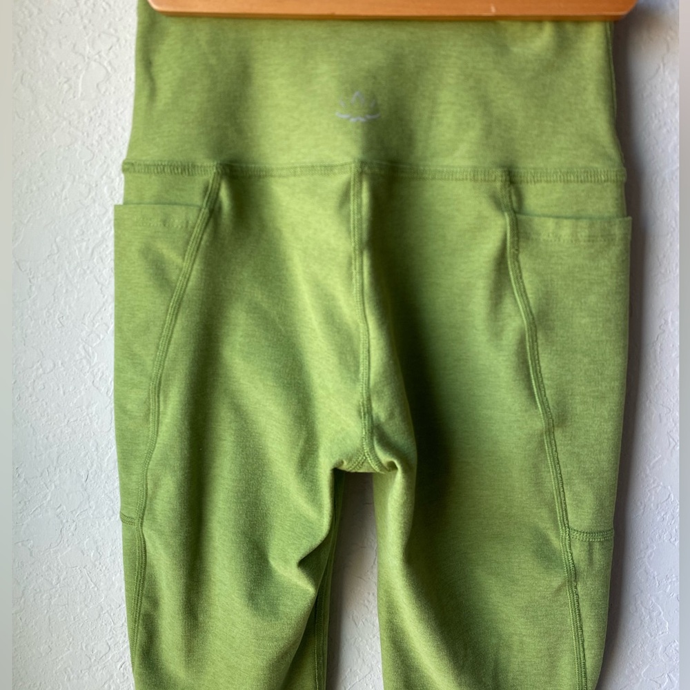 Beyond Yoga Spacedye Out Of Pocket High Waisted Capri Legging in Fern Green ~ S - Picture 7 of 9